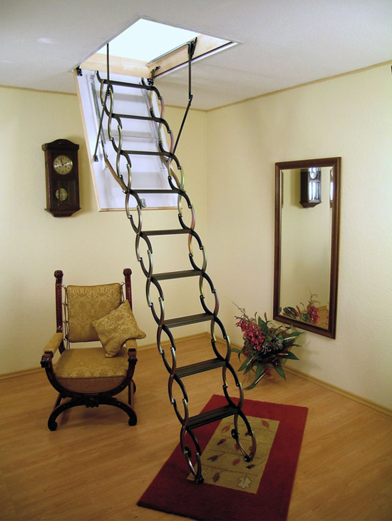 Маленькая складная мансардная лестница